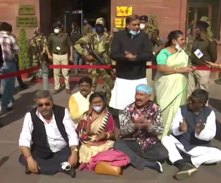 Tripura Govt vs TMC: तृणमूल सांसदों का गृह मंत्रालय के बाहर विरोध प्रदर्शन, कहा- त्रिपुरा में चल रहा गुंडाराज