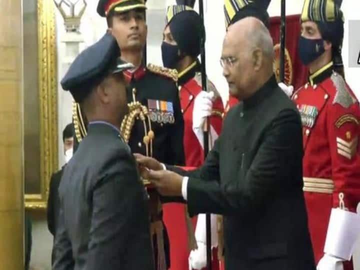 Gallantry Awards 2021: वायुसेना के जाबांज विंग कमांडर अभिनंदन को मिला ‘वीर चक्र’, जानिए कैसे चटाई थी पाकिस्तान को धूल Captain Abhinandan Varthaman awarded Vir Chakra by President Ram Nath Kovind for shooting down Pakistan F-16 fighter aircraft in 2019 Balakot Airstrike Gallantry Awards 2021: वायुसेना के जाबांज विंग कमांडर अभिनंदन को मिला ‘वीर चक्र’, जानिए कैसे चटाई थी पाकिस्तान को धूल