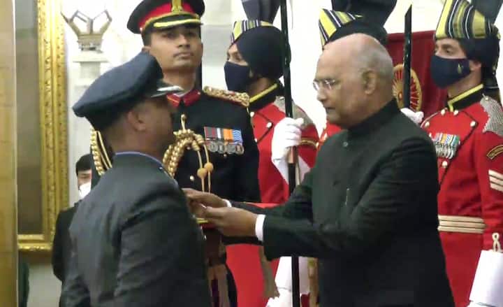 Captain Abhinandan Varthaman awarded Vir Chakra For shooting down Pakistan F-16 fighter aircraft Feb 27, 2019 Abhinandan Awarded Vir Chakra: పాక్‌ను వణికించిన కమాండర్ అభినందన్‌కు 'వీర చక్ర'