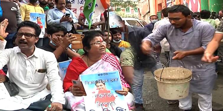 Kolkata TMC Workers aggitation at BJP Party Office in Murlidhar Sen Lane BJP workers sprinkled Ganga Jal TMC-BJP Tussle : রাজ্য সদর দফতরের বাইরে বিক্ষোভ তৃণমূলের, গঙ্গাজল দিয়ে শুদ্ধকরণ বিজেপি কর্মীদের