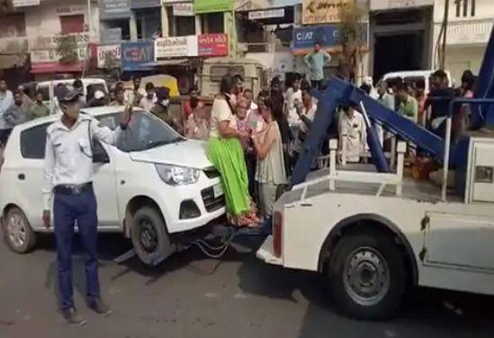 police towed a woman's car in Rajkot  રાજકોટમાં ટ્રાફિક કોન્સ્ટેબલની દાદાગીરી સામે આવી, મહિલાએ આઈકાર્ડ માંગ્યું તો કાર ટો કરાવી