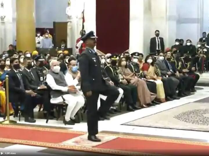 ਬਹਾਦਰੀ ਪੁਰਸਕਾਰ 2021: ਰਾਸ਼ਟਰਪਤੀ ਰਾਮ ਨਾਥ ਕੋਵਿੰਦ, ਦੇਸ਼ ਦੀ ਸੁਰੱਖਿਆ ਲਈ ਅਦੁੱਤੀ ਸਾਹਸ ਦਾ ਪ੍ਰਦਰਸ਼ਨ ਕਰਨ ਵਾਲੇ ਸੈਨਿਕਾਂ ਨੂੰ ਰਾਸ਼ਟਰਪਤੀ ਭਵਨ ਵਿੱਚ ਆਯੋਜਿਤ ਰੱਖਿਆ ਸਜਾਵਟ ਸਮਾਰੋਹ ਵਿੱਚ ਬਹਾਦਰੀ ਪੁਰਸਕਾਰ ਨਾਲ ਸਨਮਾਨਿਤ ਕੀਤਾ ਗਿਆ।