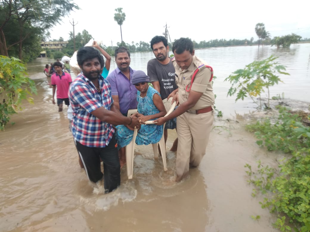 Nellore Floods: ఒకే ఒక్కడు.. వెయ్యిమందిని కాపాడాడు.. కోవూరు ఎస్సైకి జనం జేజేలు