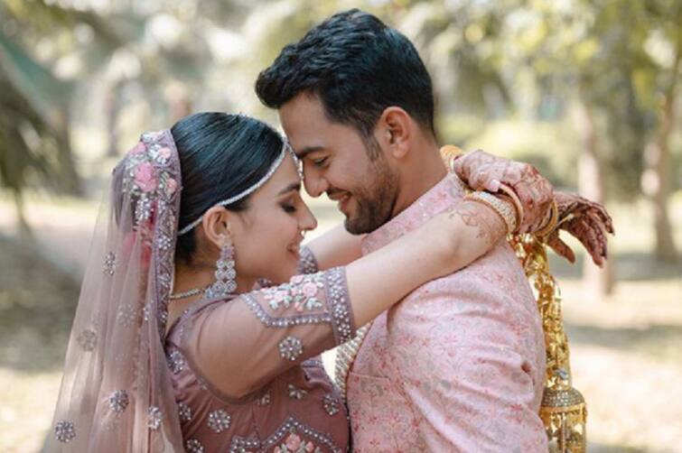 Unmukt Chand Gets Married to Simran Khosla, Shares Pictures on Social Media Unmukt Chand Marriage: ભારતને વર્લ્ડકપ જીતાડનાર ભારતીય ખેલાડીને આ યુવતીએ કર્યો 'ક્લીન બોલ્ડ', લગ્નના બંધનમાં બંધાયો