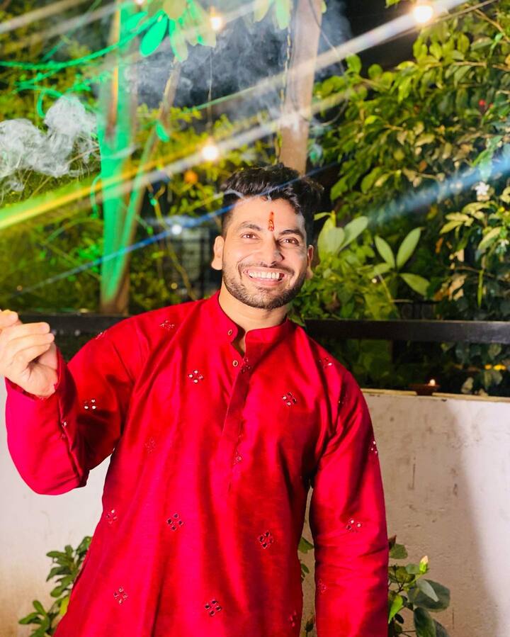 या अपघातात शिव ठाकरेसह त्याचे कुटुंबीय थोडक्यात बचावले असून शिवच्या चेहऱ्याला दुखापत झाल्याची माहिती मिळत आहे. आता त्यांची प्रकृती ठिक असून, तो अमरावती येथे घरी विश्रांती घेत आहेत.(photo: shivthakare9/ig)