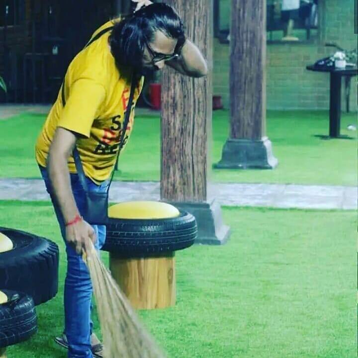 सातारा जिल्ह्यातील राजकारणानंतर अभिजीत बिचुकले (Abhijit Bichukale) आता थेट सलमान खानच्या (Salman Khan) बिग बॉसमध्ये दिसणार आहे.