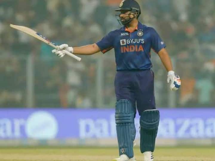 रोहित शर्मा ने न्यूजीलैंड के खिलाफ तीसरे टी-20 मैच में 56 रन की पारी खेली. इस अर्धशतक के साथ रोहित ने T20 इंटरनेशनल में सबसे ज्यादा 50+ स्कोर का रिकॉर्ड अपने नाम कर लिया है. उन्होंने 30 बार 50+ रन बनाए हैं. विराट कोहली ने T20 अंतरराष्ट्रीय मुकाबलों में 29 बार 50 से ज्यादा रन बनाए हैं.