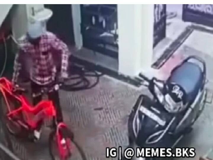 Watch Video: Man attempts to rob cycle but fails, netizens react Watch Video | எடுத்த நாள் முதல்.. இந்த நாள் வரை.. சைக்கிள் திருட்டு முயற்சியும்,  தோற்றுப்போன திருடனும்.. செம்ம கலாய் வீடியோ