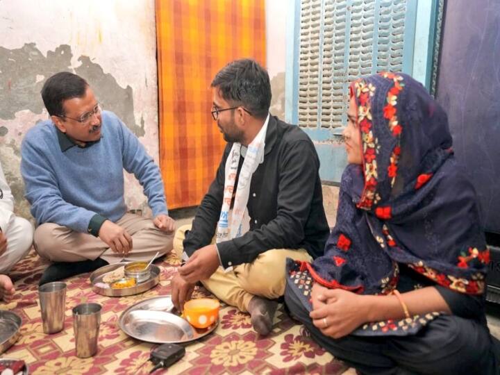 Delhi CM Arvind Kejriwal Dinner at auto rickshaw owner home in punjab Punjab: ऑटो ड्राइवर ने दिया न्योता तो घर डिनर करने पहुंचे CM Arvind Kejriwal, खाने के बाद कही ये बात