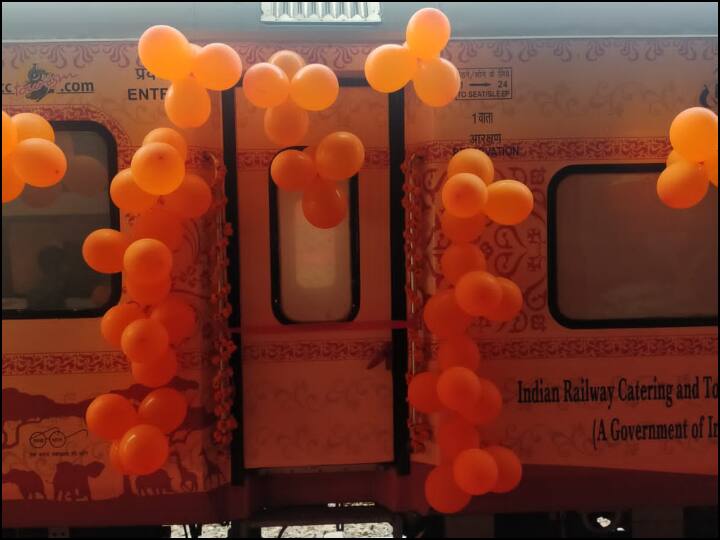 हर साल चलने वाली रामायण एक्सप्रेस में इस बार कई नए फीचर जोड़े गए हैं. इस बार रामायण एक्सप्रेस एक डीलक्स एसी ट्रेन होगी, जिसमें केटरिंग स्टाफ वेटर के लिए नया ड्रेस कोड भी शामिल किया गया है. इस बार वेटर गेरूए (भगवा रंग) वस्त्र धारण करेंगे और माला पहने होंगे. ये पगड़ी भी पहनेंगे. पगड़ी भी गेरूए रंग की होगी.