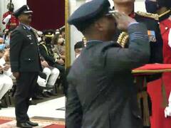 Watch Video | நச்சுனு ஒரு சல்யூட்.! அதே கெத்து.! வீர் சக்ரா விருதை பெற்றுக்கொண்ட அபி நந்தன்!