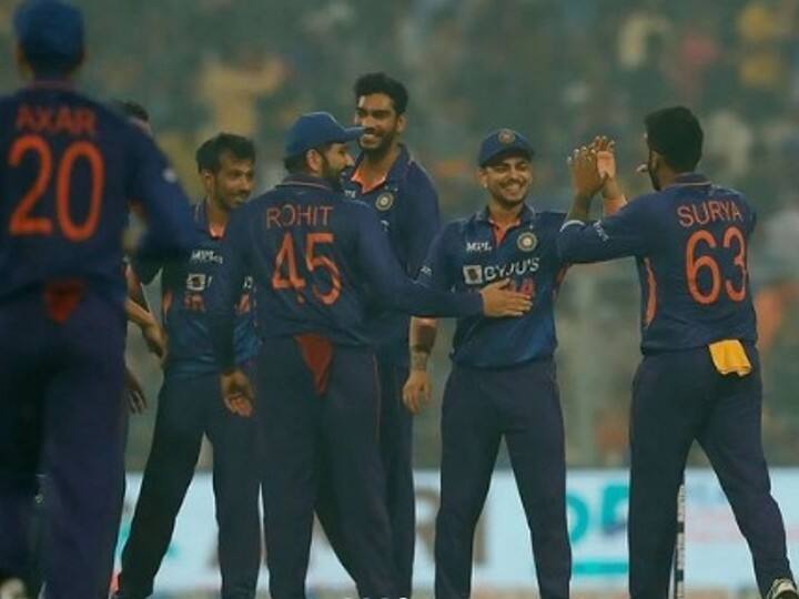 न्यूजीलैंड के खिलाफ दूसरे टी-20 मुकाबले में हुई शतकीय साझेदारी की बदौलत ही रोहित टी-20 इंटरनेशनल में सबसे ज्यादा शतकीय साझेदारी करने का रिकॉर्ड अपने नाम कर चुके हैं. रोहित के नाम 13 शतकीय साझेदारियां हैं. दूसरे नंबर पर न्यूजीलैंड के मार्टिन गुप्टिल और पाकिस्तान के बाबर आजम हैं. इन दोनों ने 12-12 शतकीय साझेदारियां की हैं.