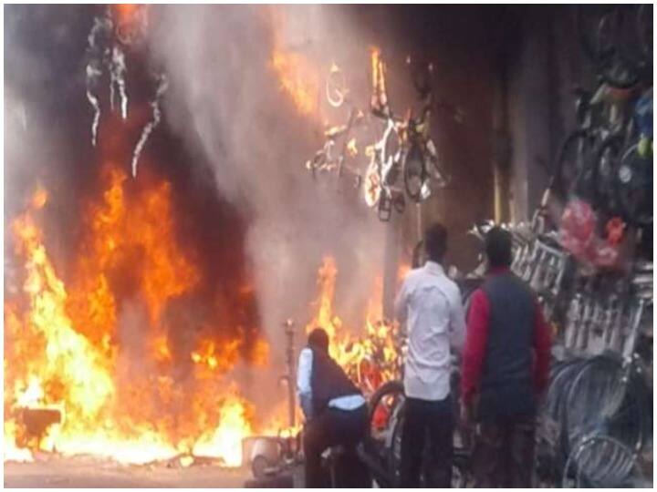 Uttar Pradesh Meerut Mawana  fire in mobil oil shop three died ANN Mawana Fire: मवाना में नकली पेट्रोल-डीजल बनाने वाली दुकान में लगी भयंकर आग, तीन की मौत