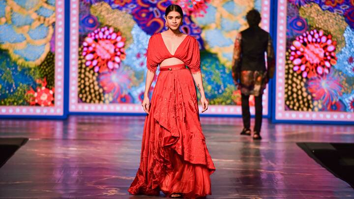 ATELIERમાં ઈન્ડિયાઝ ગોટ ટેલેન્ટના નીતીશ ભારતીએ અદ્ભૂત થીમ અને સ્ટોરી મારફત સેન્ડ આર્ટ રજૂ કરી. જ્યારે નૃત્યાંગના પર્નિયા કુરેશી દ્વારા કુચિપુડી નૃત્ય રજૂ કરવામાં આવ્યું. આ નૃત્ય નિહાળીને ઉપસ્થિત લોકો મંત્રમુગ્ધ બની ગયા.