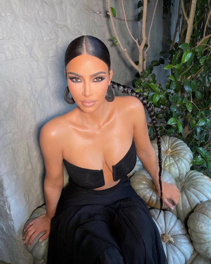 बता दें कि किम कार्दशियां और उनकी सभी बहने रियलिटी शो 'Keeping Up With The Kardashians' के लिए मशहूर हैं. किम का बॉयफ्रेंड के साथ एक सेक्स टेप भी लीक हो गया था. इसी इंसीडेंट के बाद किम दुनिया भर में मशहूर हो गई थीं.