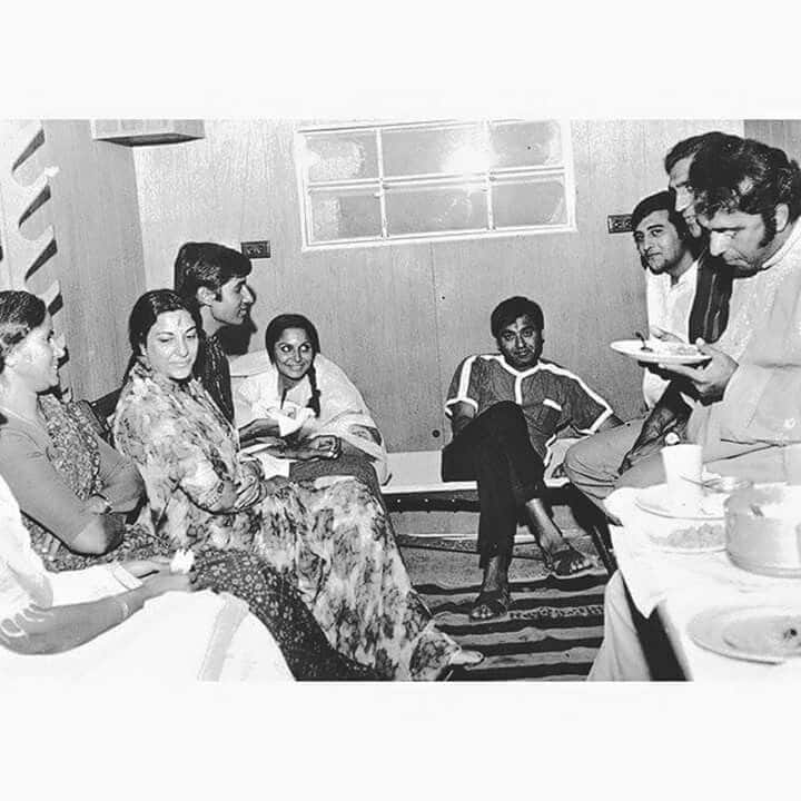 Amitabh Bachchan Untold Story: 1600 रुपये की नौकरी या पहली फिल्म के लिए स्क्रीन टेस्ट, जब Amitabh Bachchan को कोई एक चुनना था...