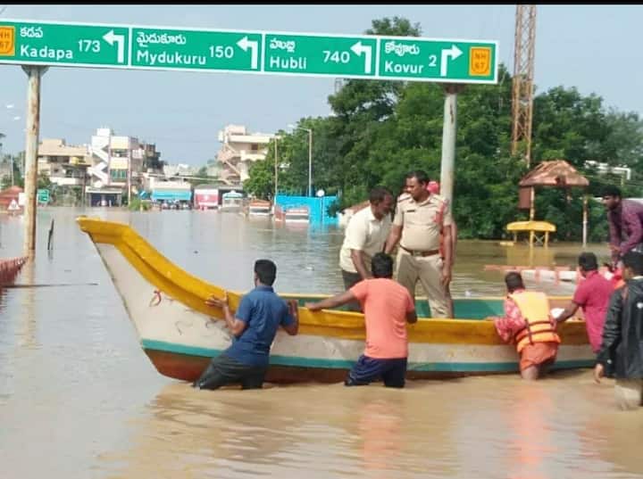kovur si venkateswara rao in rescue operation Nellore Floods: ఒకే ఒక్కడు.. వెయ్యిమందిని కాపాడాడు.. కోవూరు ఎస్సైకి జనం జేజేలు