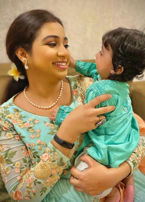 ஸ்ரேயா கோஷலும் அவரது மகனும்... அசத்தல் புகைப்படங்கள்