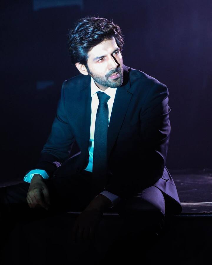 चित्रपटात येण्यापूर्वीच्या दिवसांचा उल्लेख करताना कार्तिक आर्यन म्हणतो की, त्याचा जन्म ग्वाल्हेर या छोट्याशा गावात झाला. कार्तिकचे आई-वडील मेडिकल लाइनशी जोडले गेले होते आणि तो स्वतः इंजिनीअरिंग करणार होता.(photo:kartikaaryan/ig)