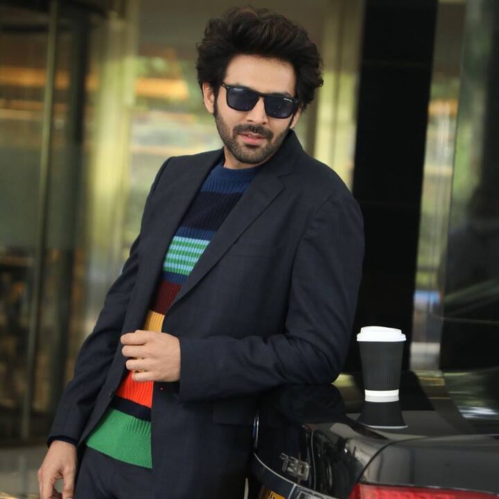 कार्तिक म्हणाला, 'मी नववीत होतो. त्यावेळी मी शाहरुख खानचा बाजीगर हा चित्रपट पाहिला. मला माहीत होतं की मी पडद्यावर चांगली कामगिरी करू शकतो. मी बारावीपर्यंत ग्वाल्हेरमध्ये शिकलो आणि त्यानंतर सुदैवाने मला नवी मुंबईत कॉलेज मिळाले. मी तिथे हॉस्टेलमध्ये राहायचो आणि तिथून ऑडिशनला जायचो. ६-६ तासांचा प्रवास करूनही अनेकवेळा मला स्टुडिओच्या गेटवरूनच परत पाठवण्यात आले. तरीही, यामुळे माझ्या आशा संपल्या नाहीत.(photo:kartikaaryan/ig)