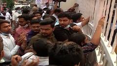 Kolkata: তৃণমূলের পতাকা ও পোস্টার ছেঁড়াকে কেন্দ্র করে উত্তপ্ত প্রেসিডেন্সি বিশ্ববিদ্যালয় | Bangla News