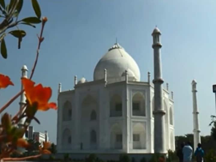 Man Builds Taj Mahal like Home for Wife in 3 years in Madhya Pradesh షాజహాన్ మళ్లీ పుట్టాడు.. భార్య కోసం తాజ్ మహాల్ కట్టేసిన భర్త.. ఇంటీరియర్ అదుర్స్!