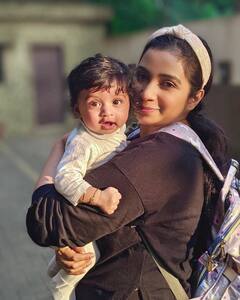 Shreya Ghoshal and son pics: முதன்முறையாக தனது அழகு குட்டியின் முகத்தை காண்பித்த ஸ்ரேயா கோஷல்..!