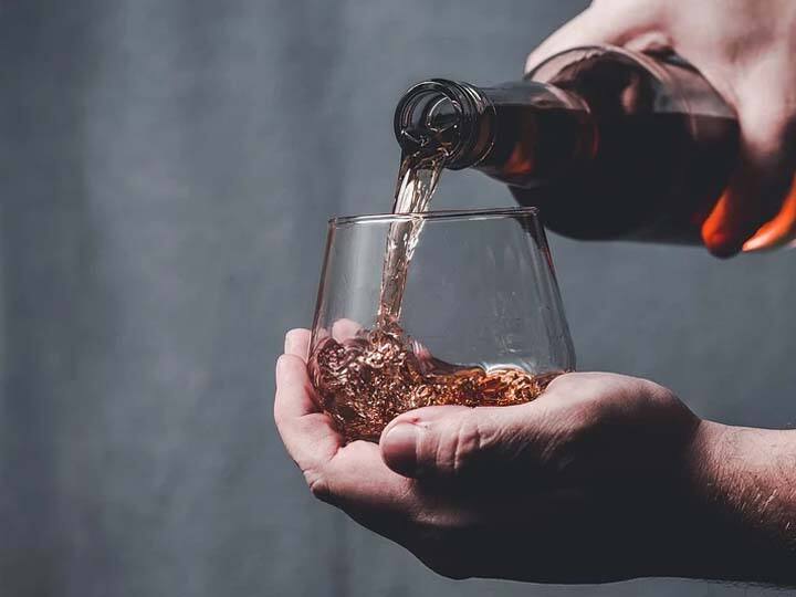 maharashtra liquor news Imported liquor to get cheaper as state cuts excise duty by 50% चिअर्स! परदेशी स्कॉच स्वस्त होणार; उत्पादन शुल्कात कपात करण्याचा सरकारचा निर्णय