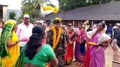 Satara : शिल्पा चिकणेवर... साताऱ्याच्या गांजे गावातील पहिली महिला सैनिक, ग्रामस्थांकडून फुलांची उधळण