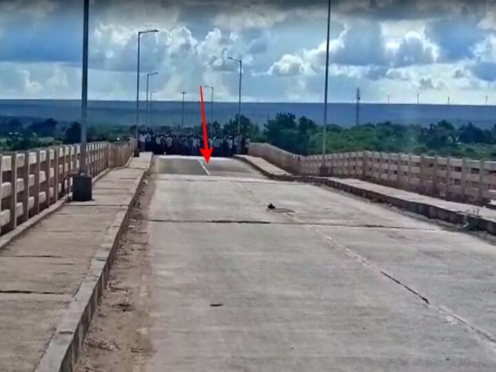 Kadapa district jammalamadugu bridge threat of collapse Jammalamadugu Bridge: కడప జిల్లాలో కూలిపోయే స్థితిలో మరో బ్రిడ్జి... కుంగిన జమ్మలమడుగు-ముద్దనూరు వంతెన... రాకపోకలు బంద్