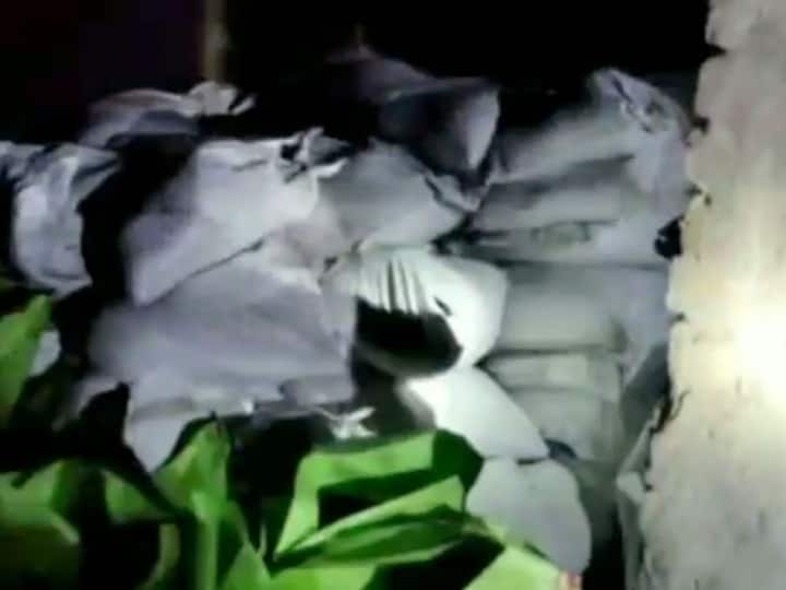 Ballia News: बलिया बॉर्डर के पास नकली खाद फैक्ट्री का भंडाफोड़, तीन के खिलाफ FIR दर्ज Ballia News fake fertilizer factory busted near Ballia border fir registered against three acussed ANN Ballia News: बलिया बॉर्डर के पास नकली खाद फैक्ट्री का भंडाफोड़, तीन के खिलाफ FIR दर्ज