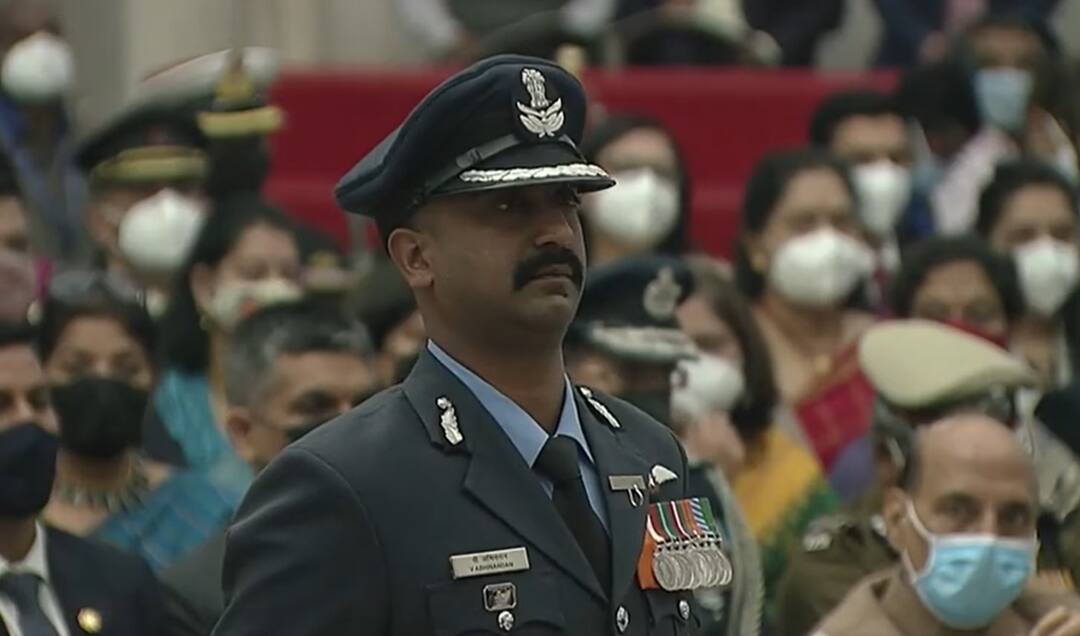 Abhinandan Awarded Vir Chakra: War hero Abhinandan Varthaman accorded Vir Chakra Abhinandan Awarded Vir Chakra: রাষ্ট্রপতির হাত থেকে 'বীর' সম্মানিত ক্যাপ্টেন অভিনন্দন