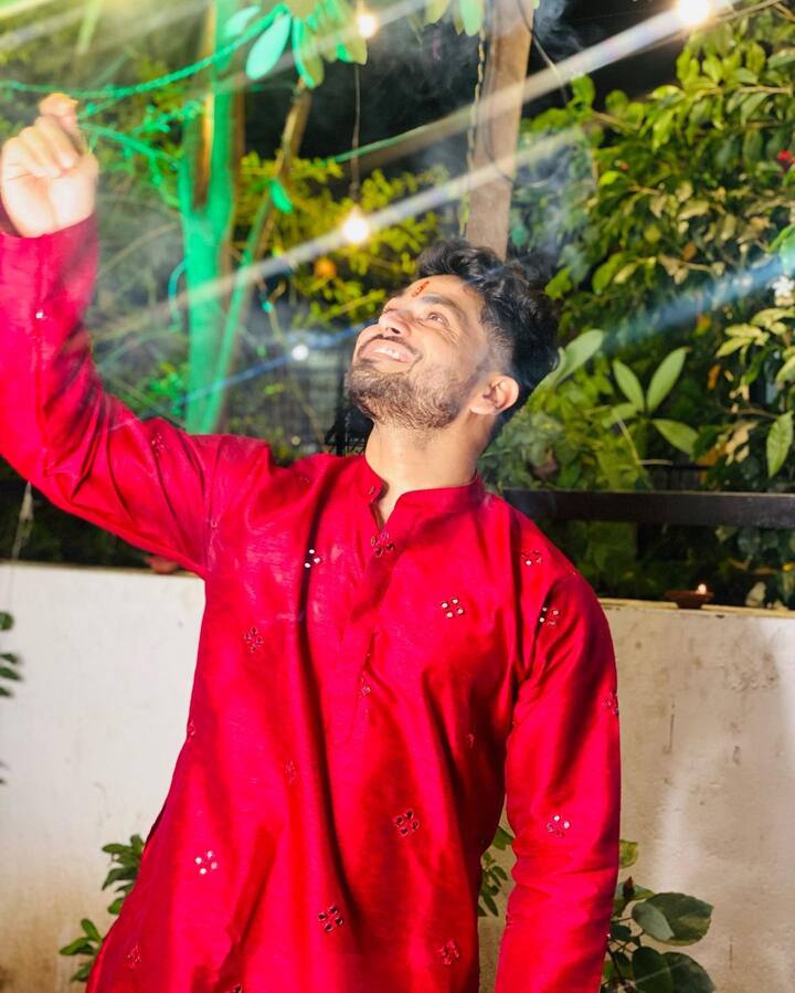 Actor Shiv Thakare Car Accident : बिग बॉस मराठी 2 चा विजेता शिव ठाकरे याच्या कारचा भीषण अपघात झाला असून त्याला मागून येणाऱ्या भरधाव वाहनानं धडक दिली. (photo: shivthakare9/ig)