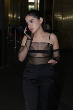 Urfi Javed Latest Photos: Urfi Javed का एयरपोर्ट लुक देखकर उड़ जाएंगे होश, ब्लैक नेट टॉप में पोज देकर फैंस पर ढहाया कहर