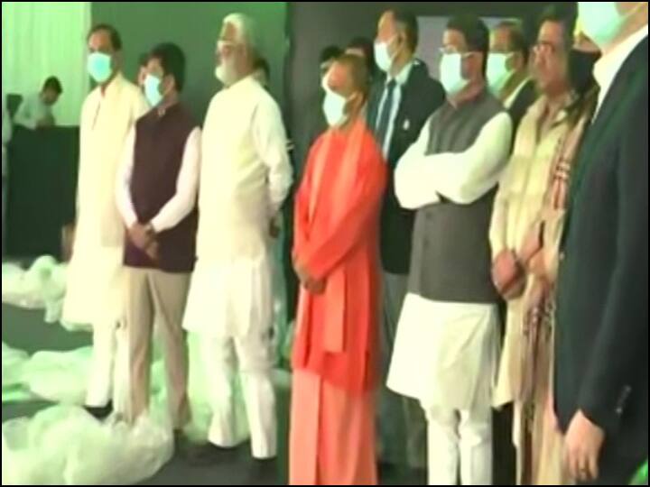 सीएम योगी आदित्यनाथ ने कहा कि अक्ल से पैदल कुछ लोग ऐसे हो चुके हैं कि जब किसी भी प्रोजेक्ट के लोकार्पण की बात आती है तो कहते हैं, हमने भी सोचा था इसको करने के लिए. उनकी सोच को बताने की आवश्यकता है कि कब शिलान्यास हुआ है, कब कार्य हुए हैं, कार्य की प्रोग्रेस क्या थी, कब सरकार ने इसे पूरा किया है.