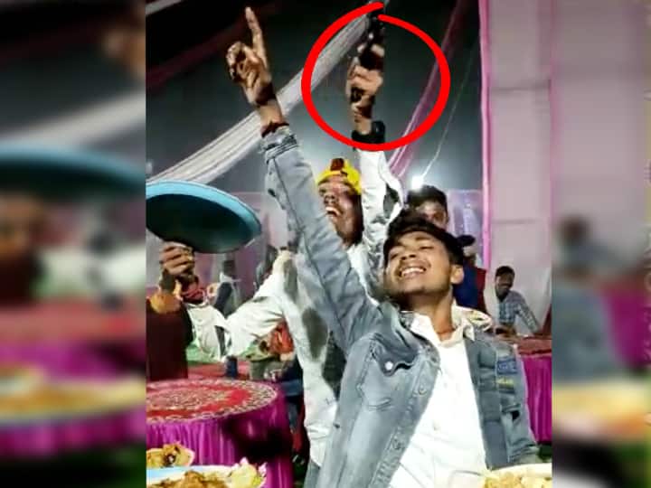 Viral Video: Dance in marriage on Bhojpuri obscene songs in motihari, young boys showed arms in party ann Viral Video: सीतामढ़ी में अश्लील गानों पर युवकों ने शादी में लहराए हथियार, एक हाथ में खाने की थाली, दूसरे में बंदूक