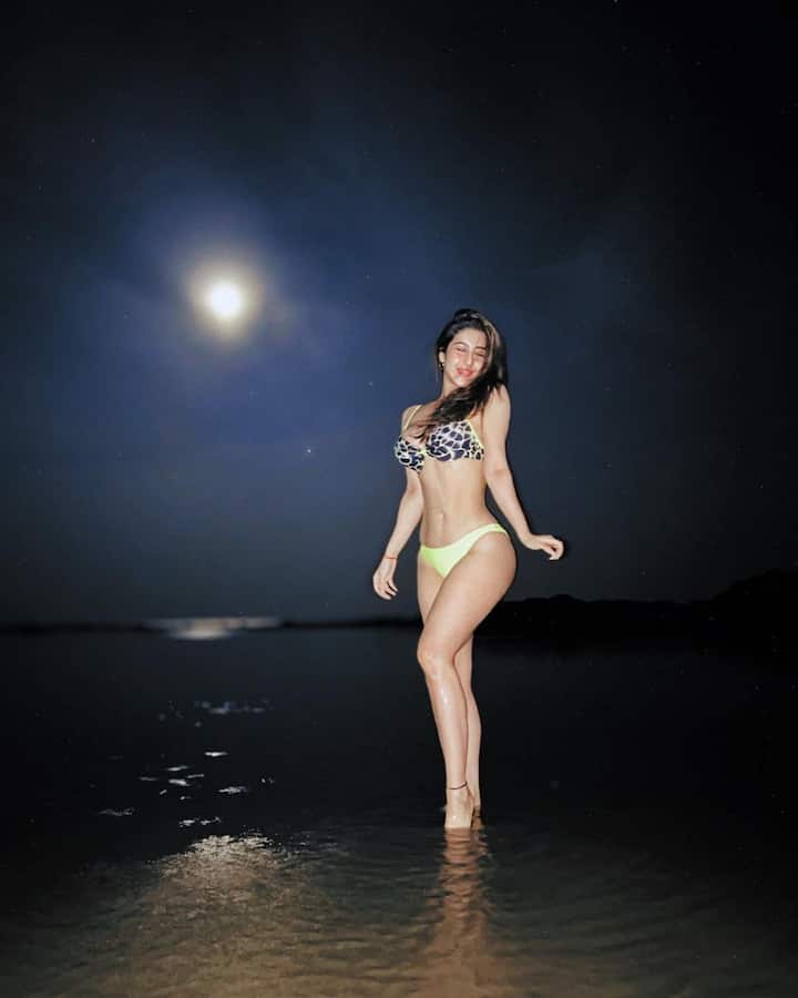 वहीं अब सोनारिका नेबिकिनी में कुछ तस्वीरें शेयर की हैं. फैंस उनके इस अंदाज को देखकर चौंक रहे हैं.