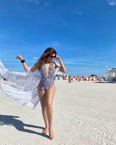 Shama Sikander Photos: समुद्र किनारे बिकिनी में दिखा Shama Sikander का किलर लुक, तस्वीरें देख एक्ट्रेस की खूबसूरती को निहारते रह गए फैन्स !