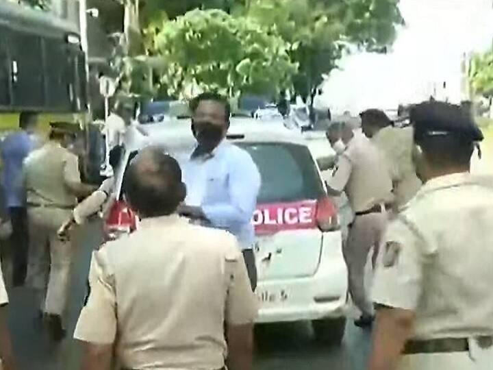 एसटी संप: परिवहन मंत्री अनिल परब यांच्या घराबाहेर आंदोलन; आंदोलक पोलिसांच्या ताब्यात st workers strike protest outside anil parab house for support strike एसटी संप: परिवहन मंत्री अनिल परब यांच्या घराबाहेर आंदोलन; आंदोलक पोलिसांच्या ताब्यात