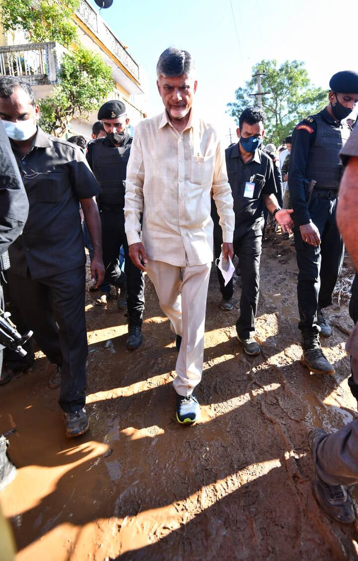 హుద్ హుద్ తుపాను వచ్చినప్పుడు అధికారులను అప్రమత్తం చేశామన్న చంద్రబాబు అన్నారు.