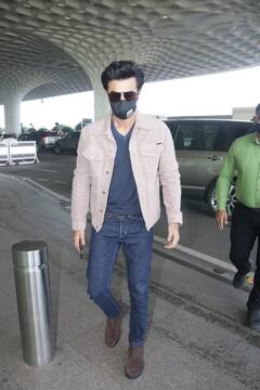 Ranbir Kapoor Airport Look: शादी की खबरों के बीच एयरपोर्ट पर कैजुअल लुक में स्पॉट हुए रणबीर कपूर, देखिए तस्वीरें