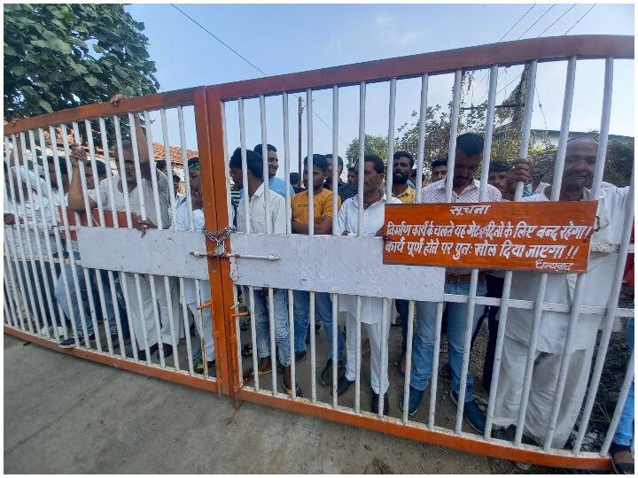 Ujjain News Villagers protest on kaliadeh palace main road blockage ANN Ujjain News: उज्जैन में कालियादेह महल की मुख्य सड़क के रास्ते का गेट बंद, ग्रामीणों ने विरोध में खोला मोर्चा