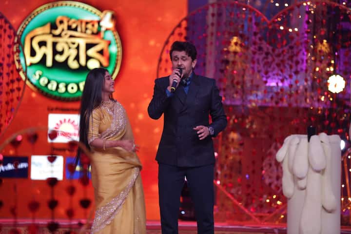 মঞ্চে এসেছিলেন বরণ ধারাবাহিকের নায়িকা তিথি ওরফে ইন্দ্রাণী পাল। সোনু নিগমের সঙ্গে মঞ্চ ভাগ করেন তিনি। তাঁর সঙ্গে দাঁড়িয়ে গান গেয়েছেন সঙ্গীতশিল্পী।