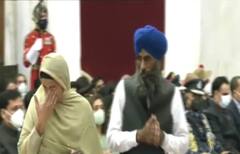 ਸ਼ਹੀਦ ਗੁਰਤੇਜ ਸਿੰਘ ਨੂੰ 'ਵੀਰ ਚੱਕਰ' ਮਿਲਣ 'ਤੇ ਮਾਪਿਆ ਦੇ ਵਹਿ ਤੁਰੇ ਹੰਝੂ, ਭਾਵੁਕ ਪਲ