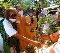 Sri Sri Ravishankar: గ్రీన్ ఇండియా ఛాలెంజ్ లో భాగంగా మొక్క నాటిన శ్రీశ్రీ రవి శంకర్