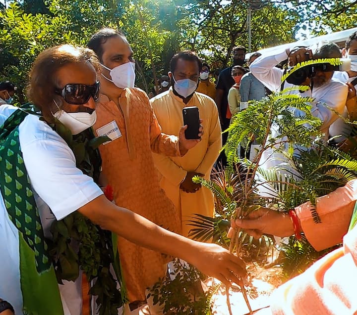 ఆధ్యాత్మిక వేత్త ,ఆర్ట్ ఆఫ్ లివింగ్ వ్యవస్థాపకులు శ్రీశ్రీ రవి శంకర్ గ్రీన్ ఇండియా ఛాలెంజ్ లో పాల్గొన్నారు.