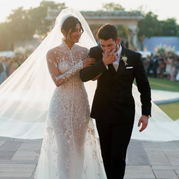 प्रियंका चोपड़ा - निक जोनस : एक्ट्रेस प्रियंका चोपड़ा की शादी अमेरिकन सिंगर निक जोनस से 01 दिसंबर 2018 को हुई थी. यह शादी राजस्थान के आलीशान उम्मेद भवन पैलेस में हुई थी. इस शादी की ख़ास बात यह थी कि इसे पहले हिंदू रीति रिवाजों और इसके ठीक बाद इसाई रीति रिवाजों से संपन्न करवाया गया था.