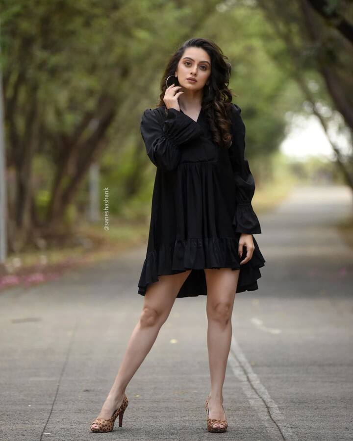 ब्लॅक कलरचा शॉर्ट ड्रेस, हिल्स आणि कानात इयर रिंग्स अशा ग्लॅमरस लूकमध्ये श्रुती दिसत आहे. (Shruti Marathe/ Instagram)