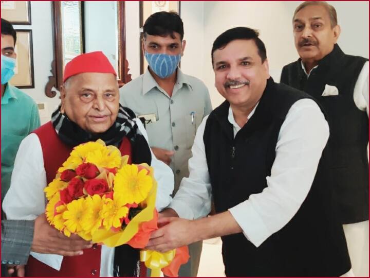 UP Assembly Election 2022 AAP MP Sanjay Singh touches feet of Samajwadi Party Mulayam Singh Yadav UP Election 2022: AAP सांसद संजय सिंह ने छुए समाजवादी पार्टी के मुलायम सिंह यादव के पैर