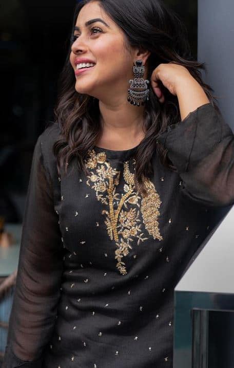 எந்தன் உள்ளங்கையில் அவள் உயிரை வைத்தாள் ஒரே சொல்லில் மனசை தைத்தாள்